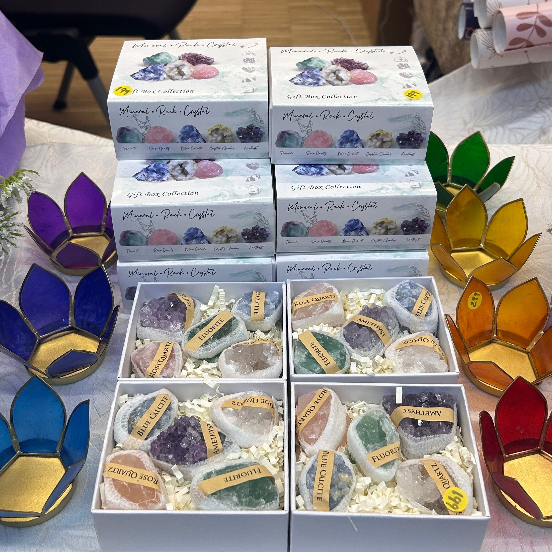 Gaveeske med krystaller og steiner