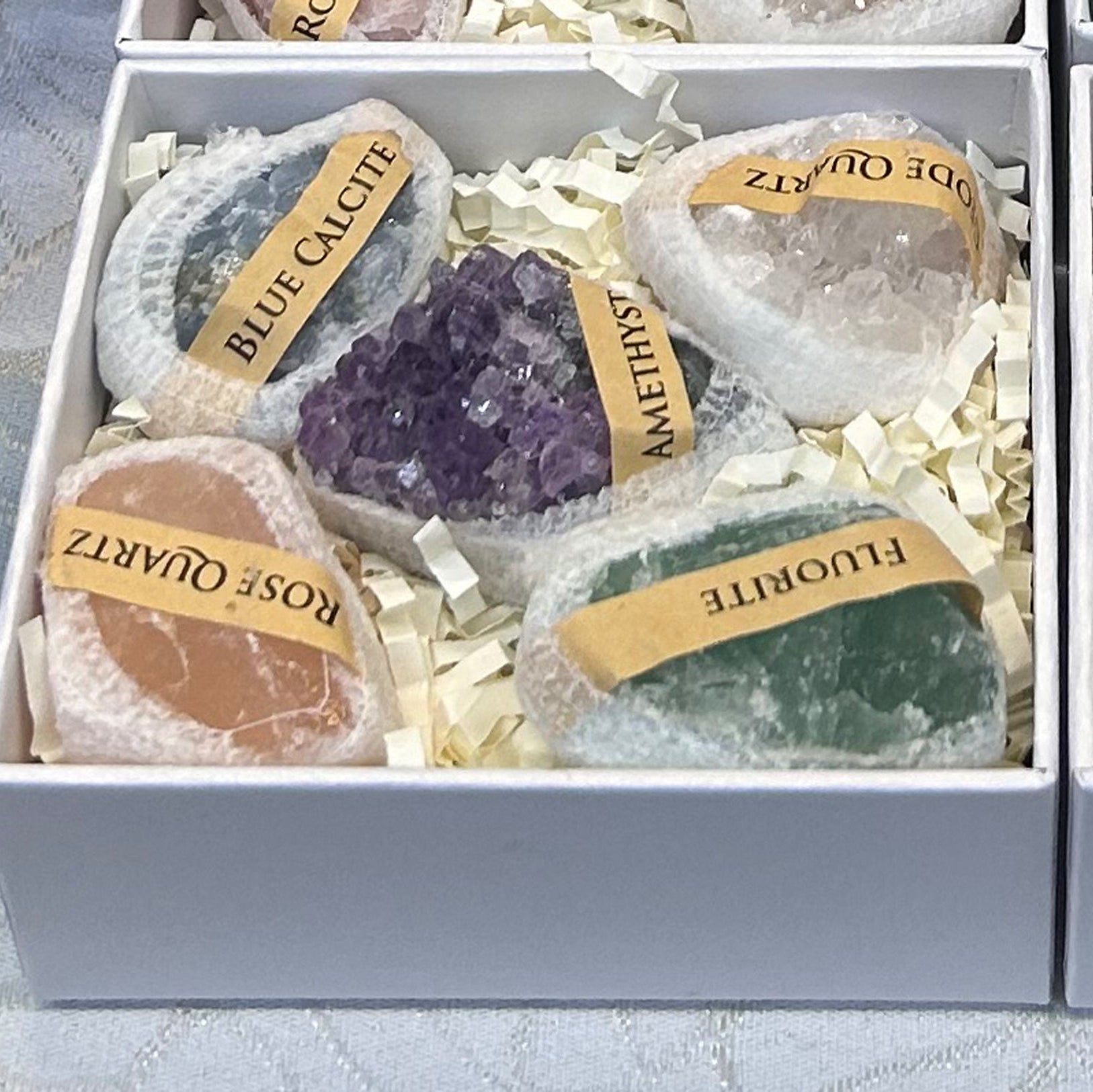 Gaveeske med krystaller og steiner