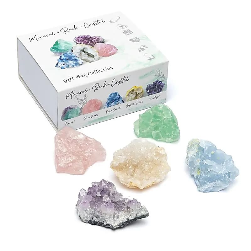 Gaveeske med krystaller og steiner